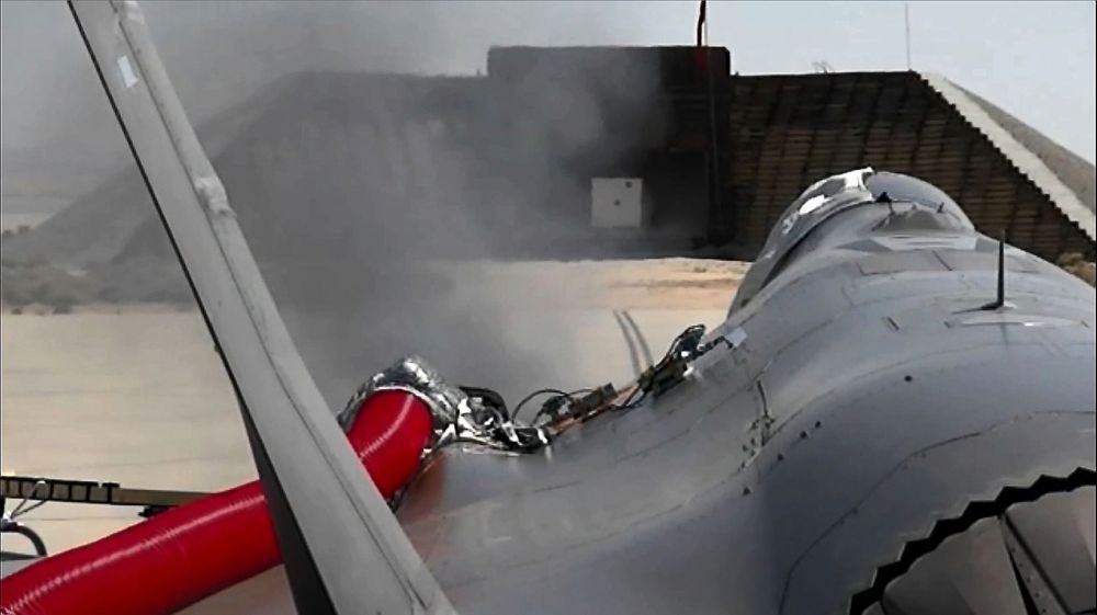 Fra testing av GAU-22/A-maskinkanonen på flybasen Edwards, der alle 181 skuddene blir avfyrt i én salve. 