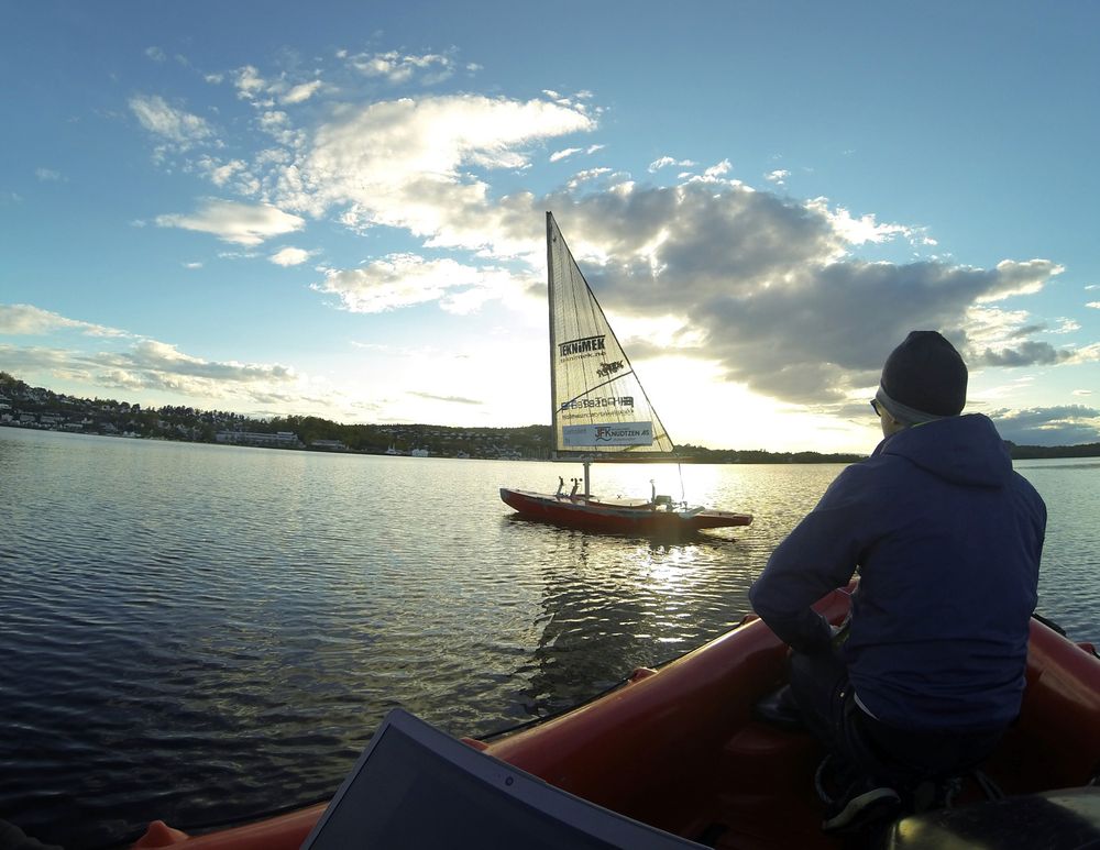 Stille og pent her, men Autonomus takler også frisk bris helt på egen hånd. 