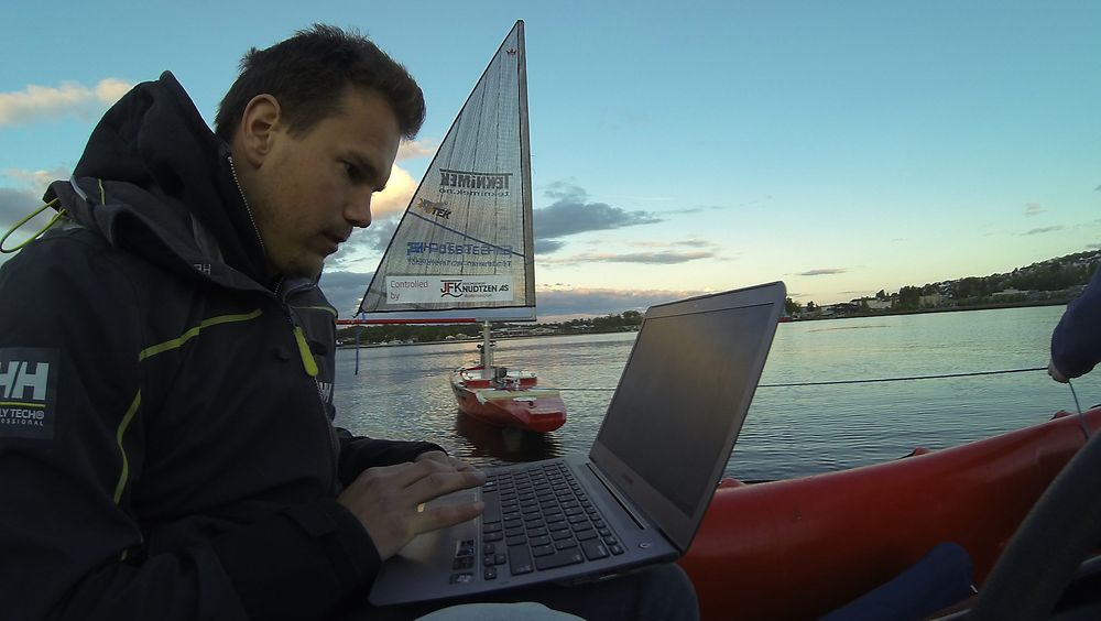 Det har blitt mange turer ut på fjorden med båten og mye testing. Her kontrollerer Mikael båten fra PC’en. 