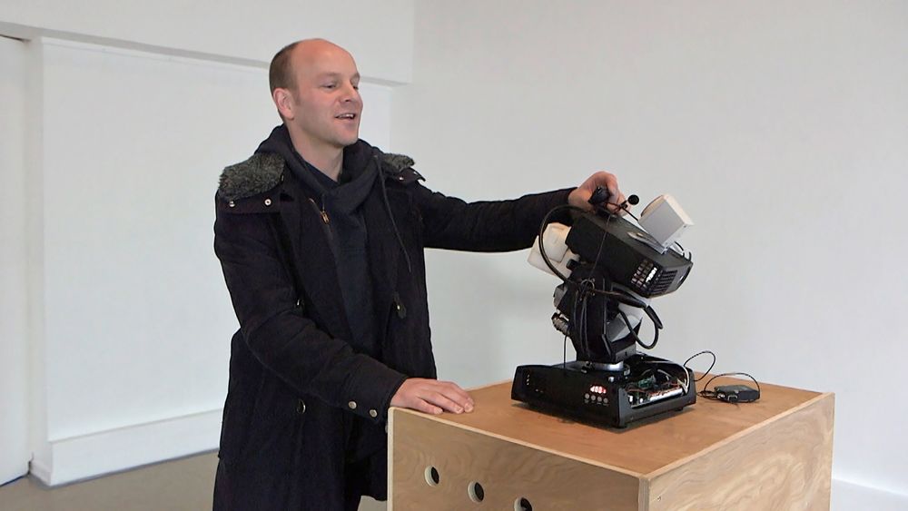 Professor Øyvind Brandtsegg ved NTNU med roboten [self.] som behandler lyd og bilder etter biologiske modeller. &#10;Foto: Mari Wedø, NRK  
