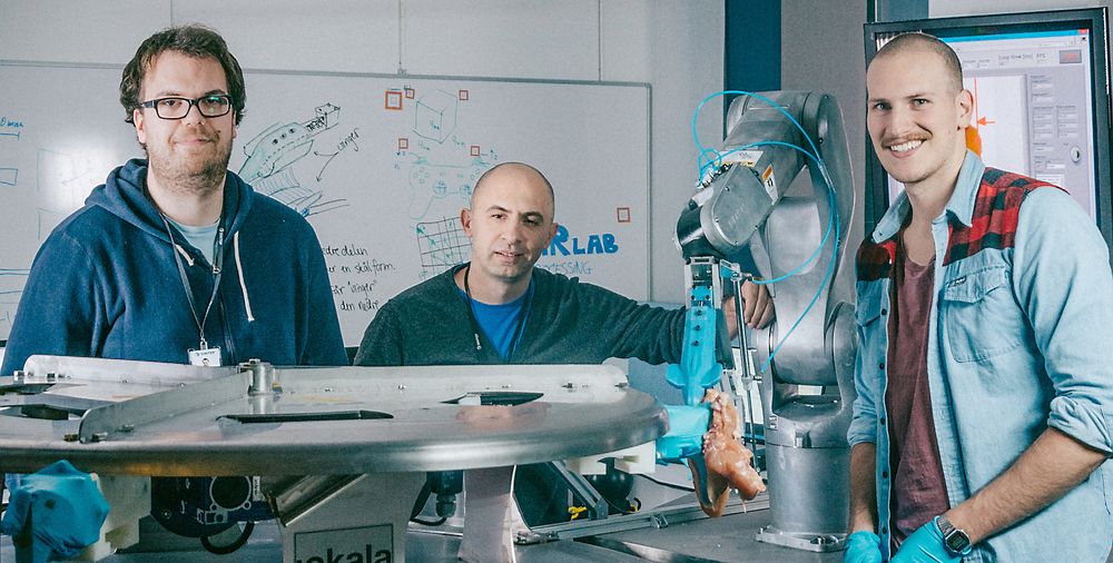 Dette er teamet bak «Gribbot» – verdens første robot som kan fjerne kyllingfilet fra et skrog – helt automatisk. Fv: Elling Ruud Øye, Ekrem Misimi og Aleksander Eilertsen. Foto: TYD/Sintef