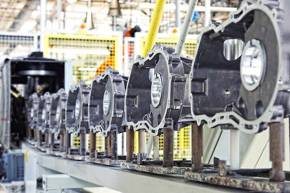 Mer maskiner og utstyr bør finansieres gjennom leasing, mener Siemens Finans. Her er et illustrasjonsfoto fra en produksjonslinje som lager motordeler. Foto: Nataliya Hora