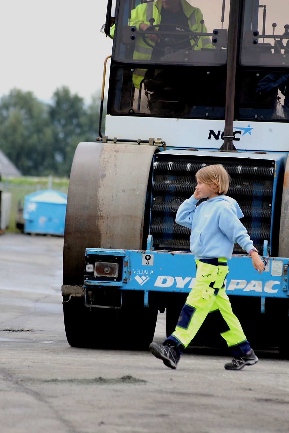  For barna var dette det første nære møtet med asfalt og store og tunge anleggsmaskiner. Foto: NCC/Thor Heimdal