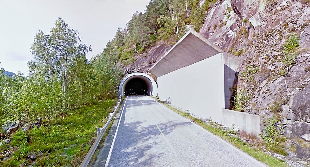 Den 630 meter lange Skottunnelen er den lengste av de fem tunnelen som skal utbedres. Bildet viser østre portal bak et solid "rasnett". (Foto: Google)
