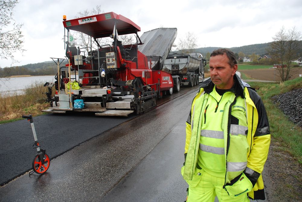 De første metrene med nylagt asfalt på fv. 115 i Aurskog-Høland. Stefan Halvardsson er asfalt-bas og leder arbeidet for entreprenøren PEAB. Foto: Statens vegvesen