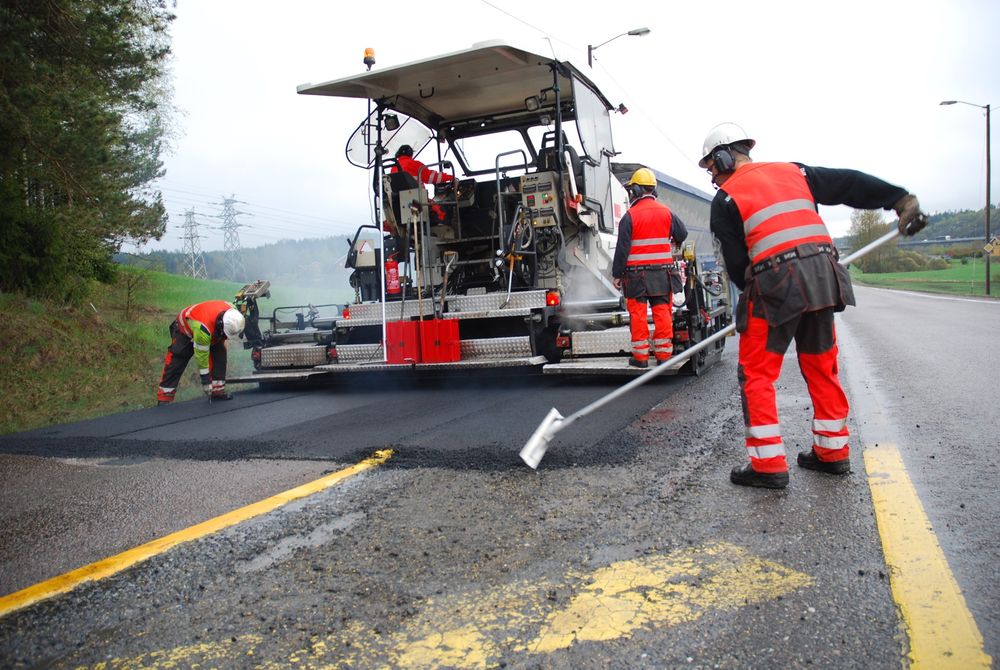 De første metrene med nylagt asfalt på fv. 1 i Vestby. Foto: Statens vegvesen.