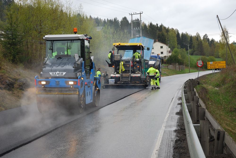 De første metrene med nylagt asfalt på fv. 34 ved Brandbu. Foto: Statens vegvesen