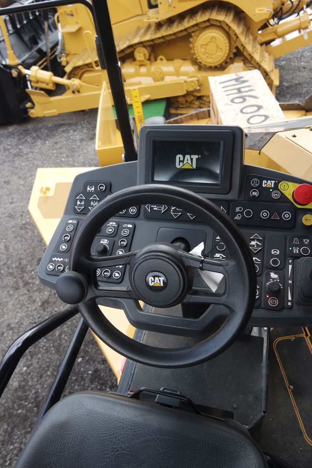To komplette førerkonsoller på hver side av førerhytta, hvor man med et knappetrykk aktiverer den konsollen man ønsker å bruke.