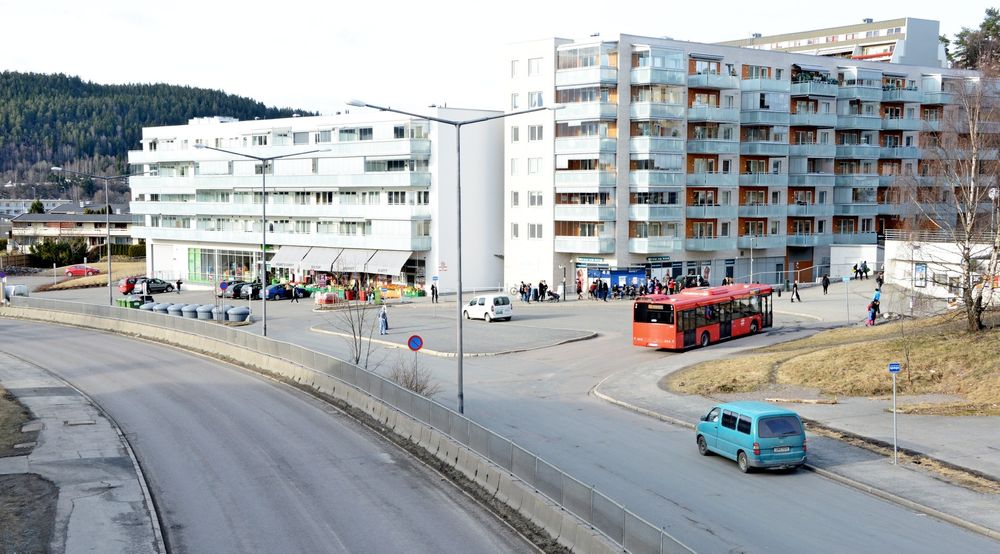 Her kommer det en ny rundkjøring. Der bussholdeplassen er nå, kommer det et lite torg med mulighet for korttidsparkering (Foto: Anders Haakonsen)