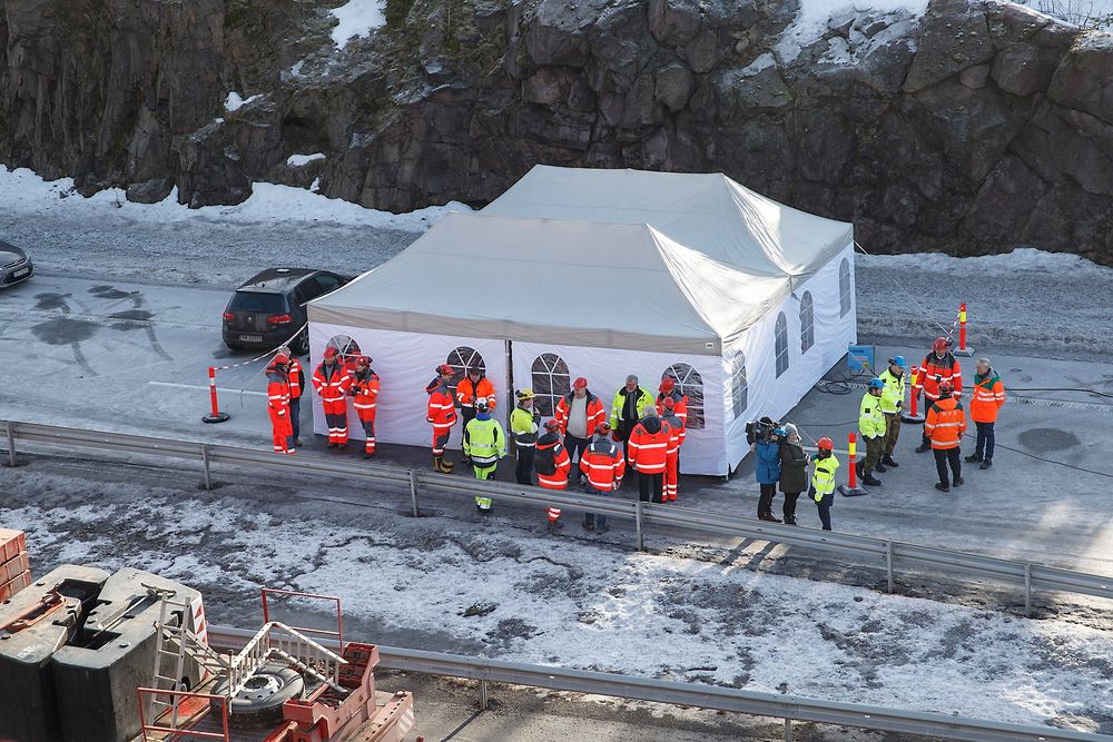 Arbeidere som har vært med på å forberede sprengningen av Skjeggestad bru venter på selve sprengingen kl 14. Foto: Heiko Junge / NTB scanpix