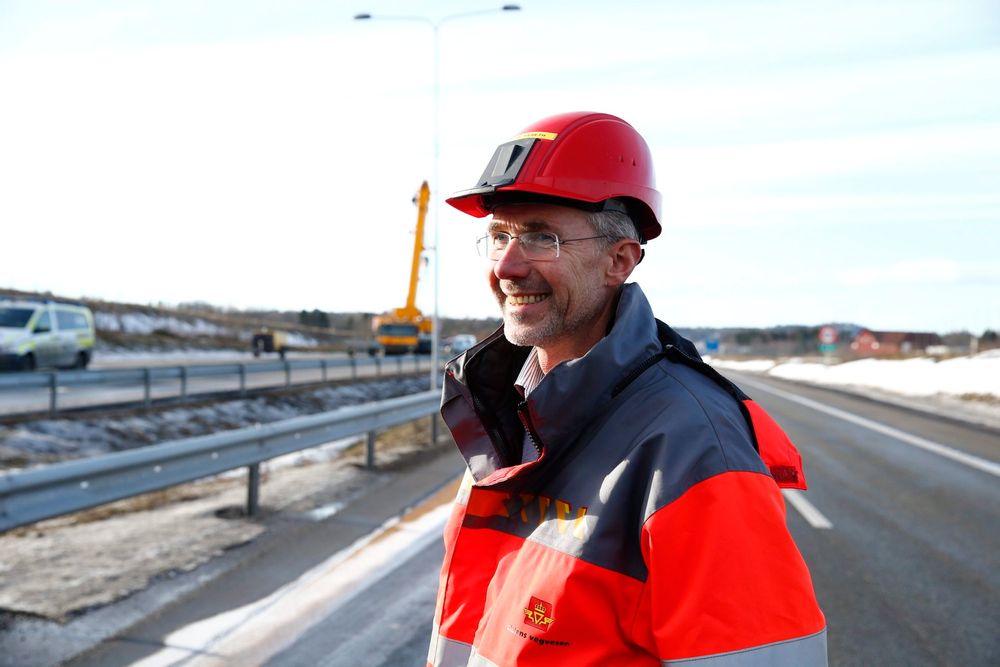 Prosjektleder Arvid Veseth var fornøyd etter sprengningen av Skjeggestad bru på E18 ved Holmestrand lørdag ettermiddag. Foto: Heiko Junge / NTB scanpix