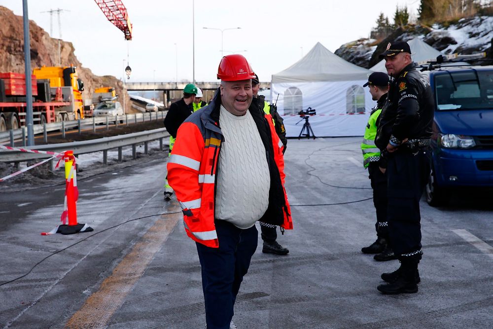 Statssekretær Bård Hoksrud etter sprengningen av Skjeggestad bru på E18 ved Holmestrand lørdag ettermiddag. Foto: Heiko Junge / NTB scanpix