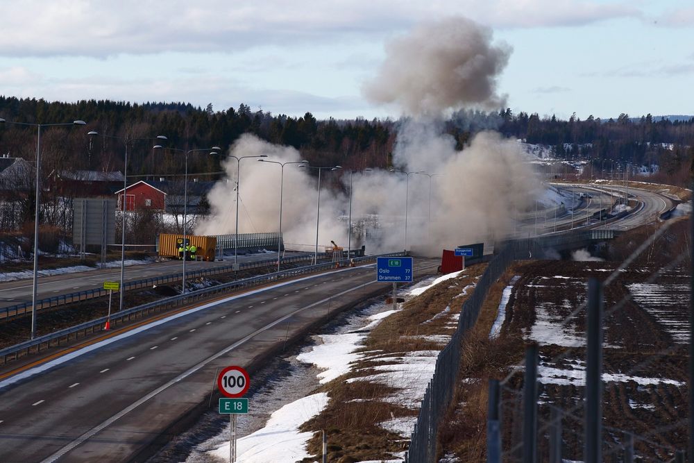 Sprengningen av Skjeggestad bru på E18 ved Holmestrand lørdag ettermiddag. Foto: Heiko Junge / NTB scanpix.