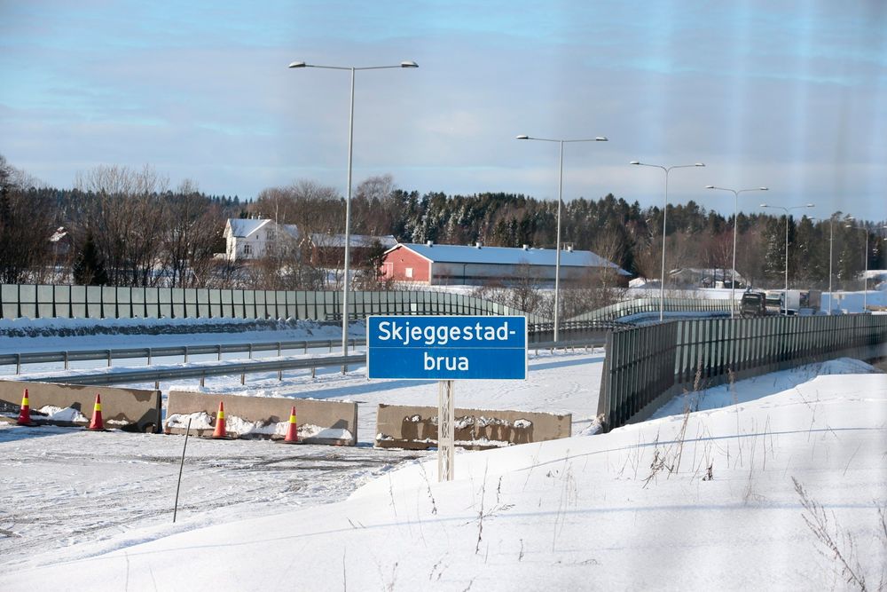 Området rundt Skjeggestad bru og E18 ved Holmestrand. Brua kollapset mandag ettermiddag. Foto: Håkon Mosvold Larsen / NTB scanpix
