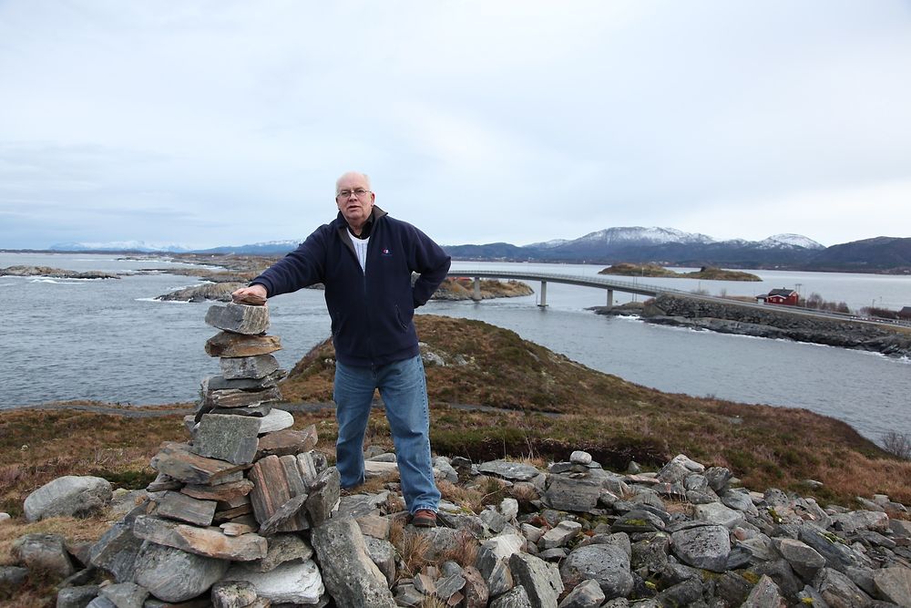 Kolbjørn Gaustad ønsker ikke sjøormen plassert i dette turterrenget ved Atlanterhavsvegen. Han kaller den 90 meter lange skulpturen en miljømessig forurensing. (Foto: Kjell Herskedal)
