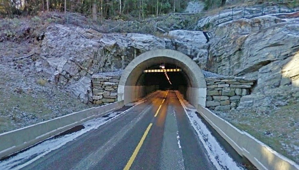 Den 8 533 meter lange Korgfjelltunnelen er lengre enn de 11 andre tunnelene som skal oppgraderes i Nordland. Bildet viser åpningen i øst som ligger i Hemnes kommune. (Foto: Google)