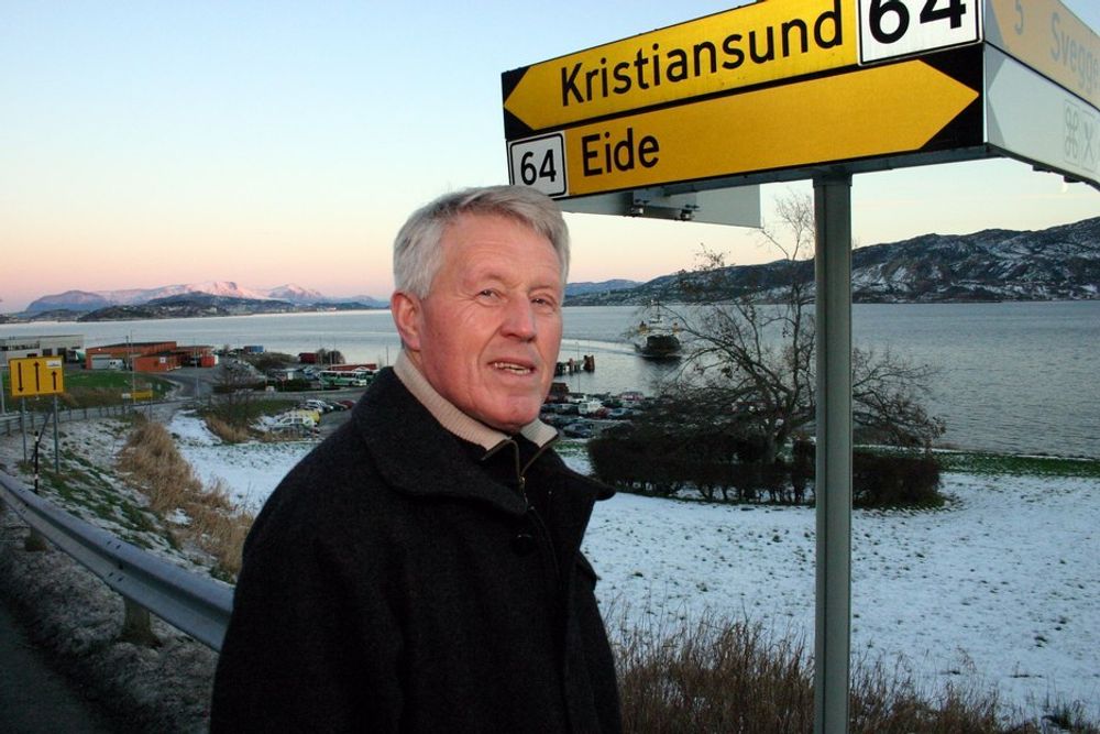 Styreleder i Atlanterhavstunnelen AS, John Harry Kvalshaug. Helt i bakgrunnen Kristiansund. Ferja, der Kvalshaug selv  jobber som skipper, er iferd med å legge til kai. Når tunnelen er ferdig, blir tunnelforkjemperen og skipperen uten jobb.