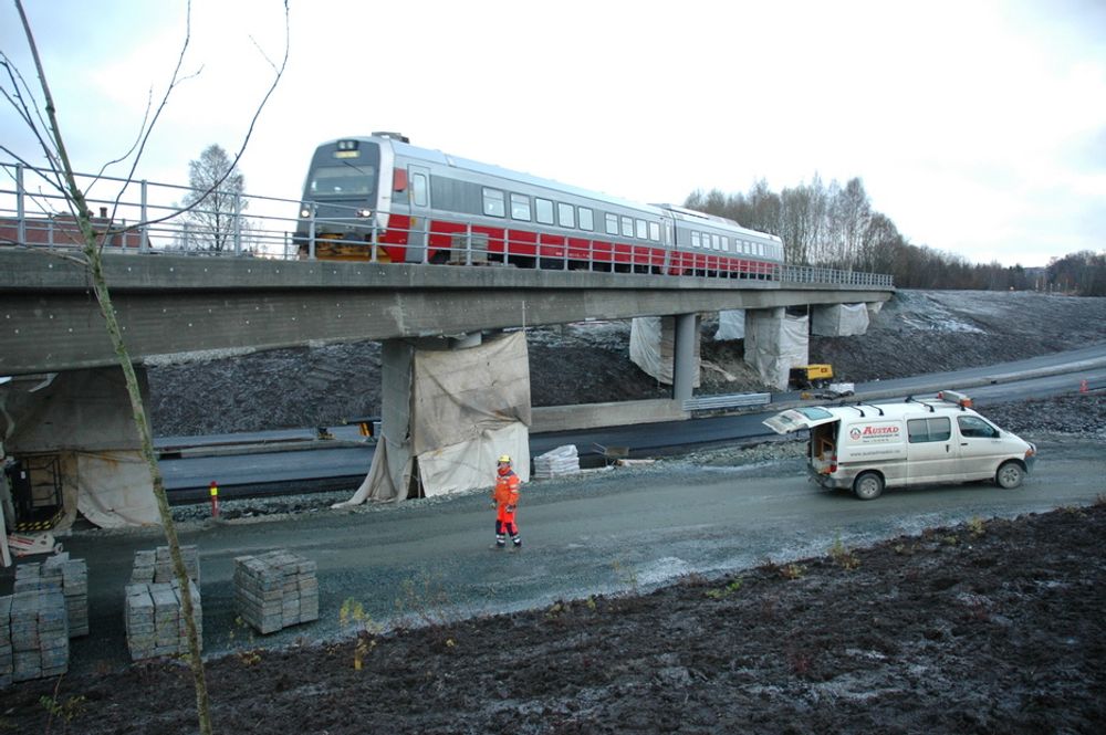 Her lå Norges siste plankryss mellom europaveg og jernbane med persontrafikk. Bildet er tatt like før åpningen av det nye, planskilte krysset. Nå går E 6 under jernbanen.