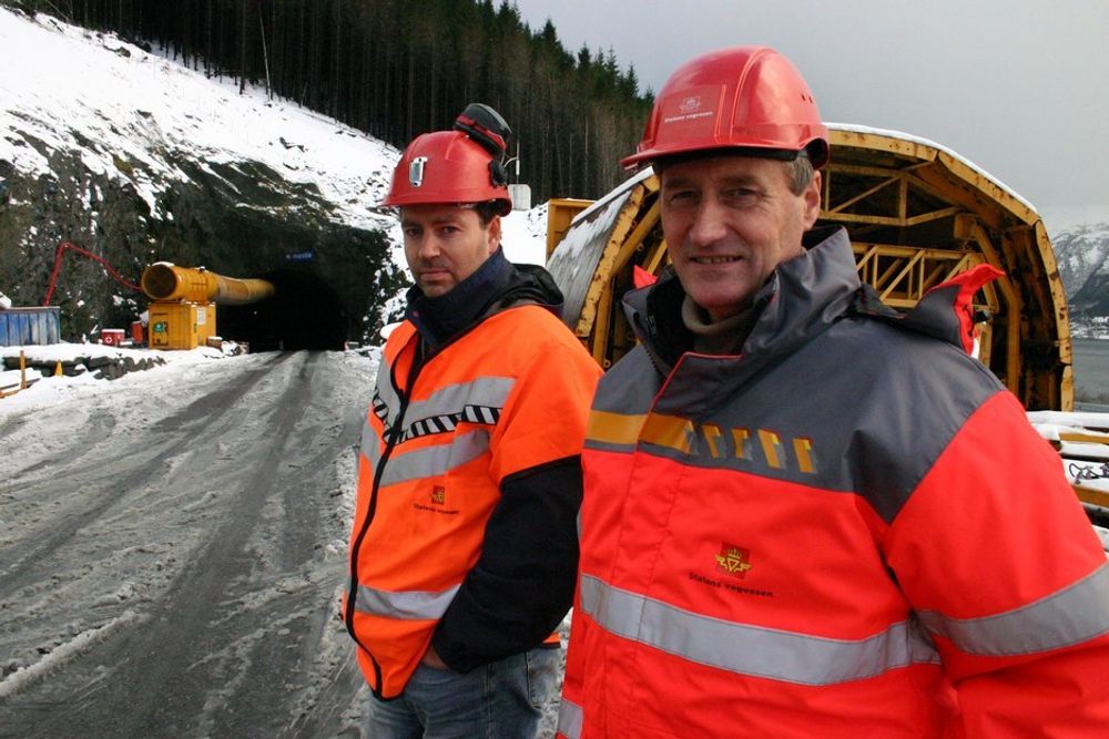 Prosjektleder Oddbjørn Pladsen (nærmest) og byggeleder Svein Skeide ved innkjøringen til Eiksundtunnelen på Ørsta-siden.