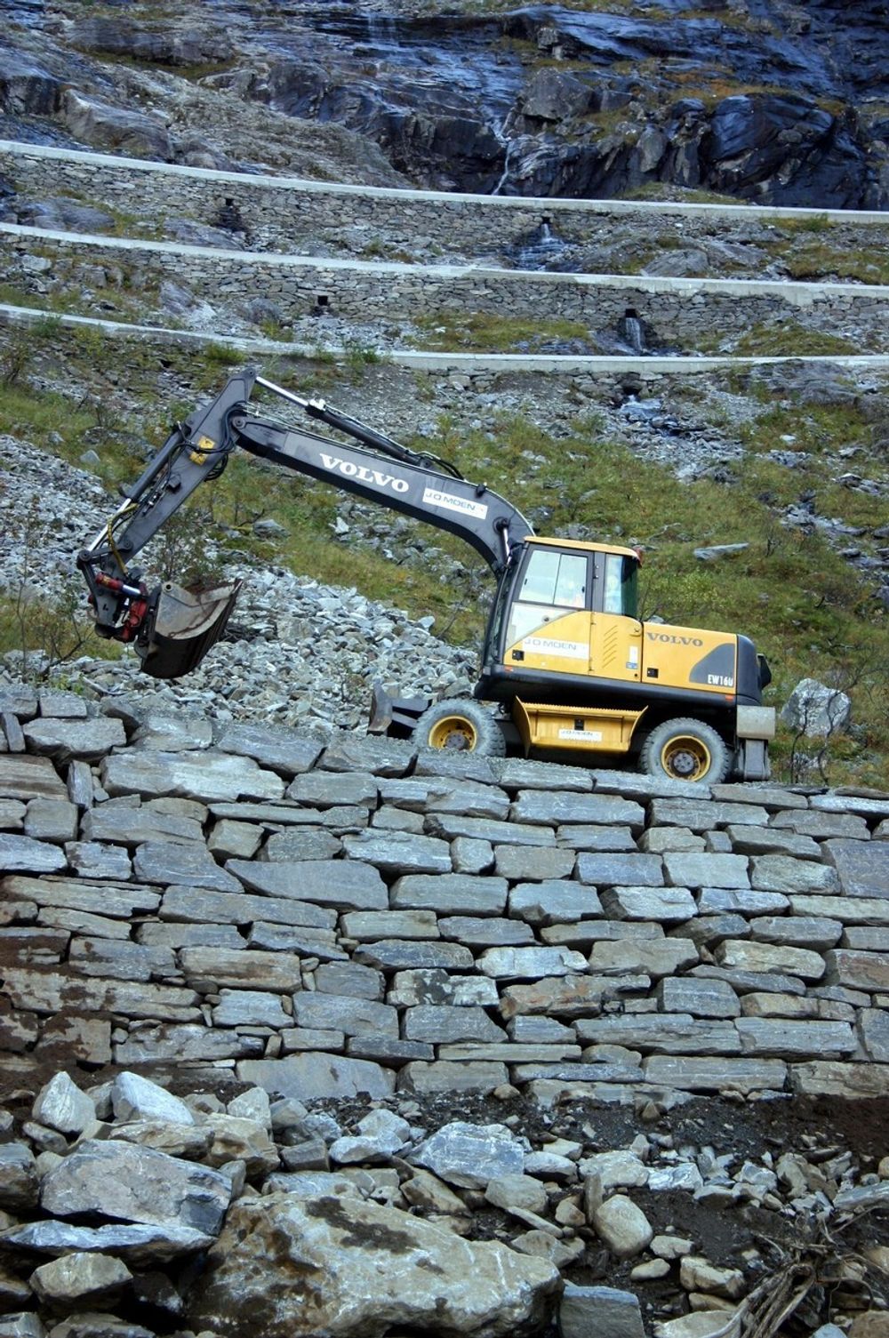 Flotte natursteinmurer i Trollstigen, men blir det litt i meste laget?