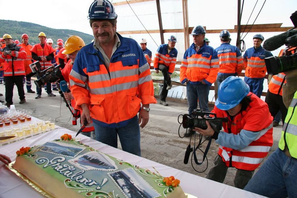 Skanskas anleggsleder på Drammensbrua kan fornøyd spandere på seg en real kakebit, etter at arbeidet så langt har gått etter boka.