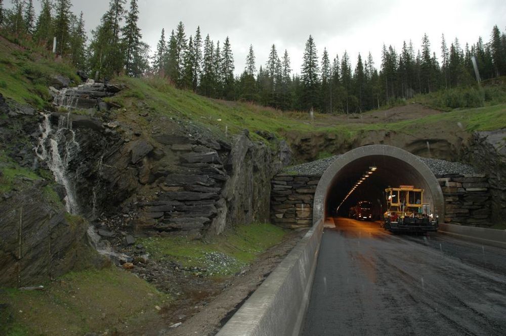 Mesta har hatt alt av asfaltarbeider i og utenfor Korgentunnelen - totalt 65 000 tonn. En omfattende jobb til 22 millioner kroner.