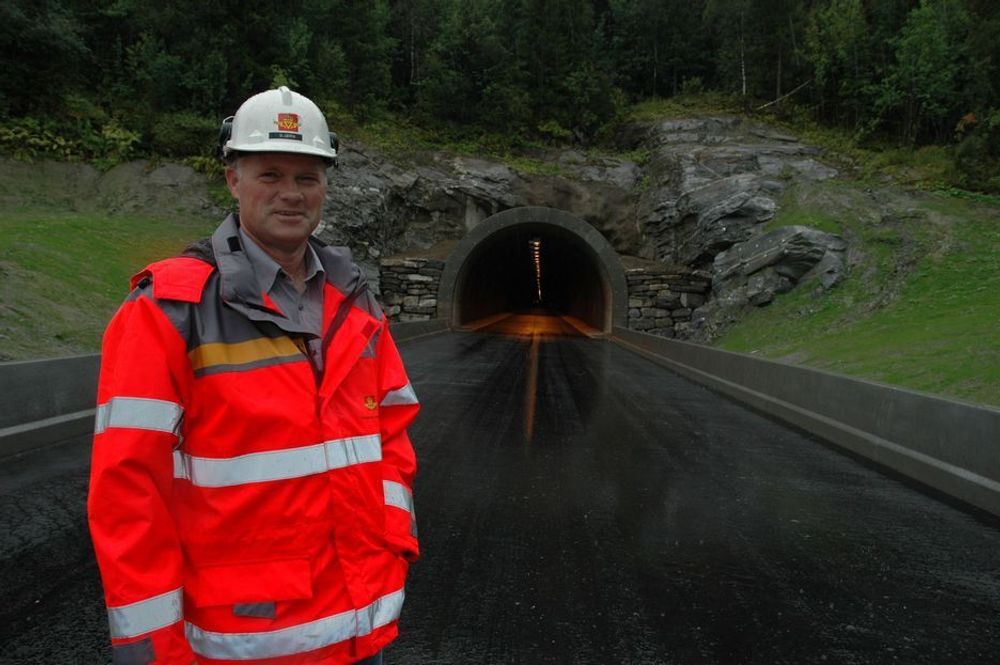 Statens vegvesens prosjektleder Bjørn Kjønnås foran Korgentunnelen noen uker før åpning.