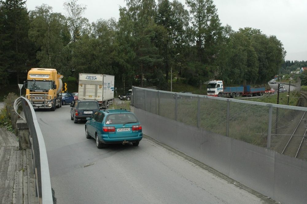 Dette er E 6 i august 2005! Meeggen bru over Dovrebanen er så smal at en lastebil ikke kan passere en personbil på den.