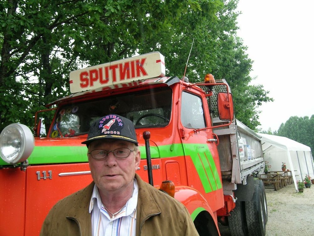 Sputnik-lastebilen er et artistsymbol, men også arbeidsplassen til Knut Storbukås på hverdagene.