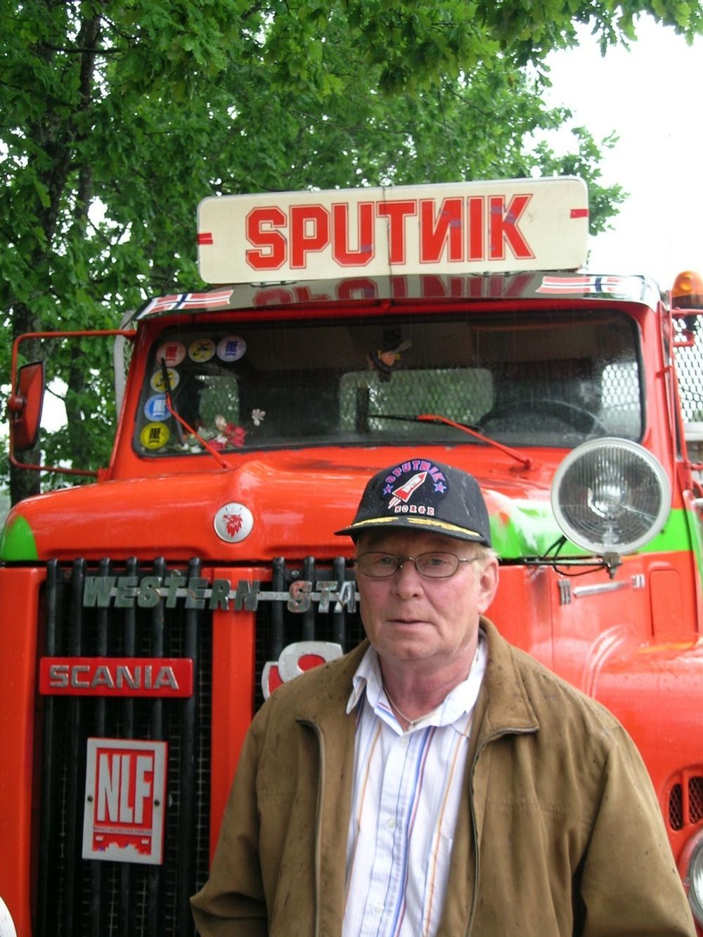 Sputnik-lastebilen er et artistsymbol, men også arbeidsplassen til Knut Storbukås på hverdagene.