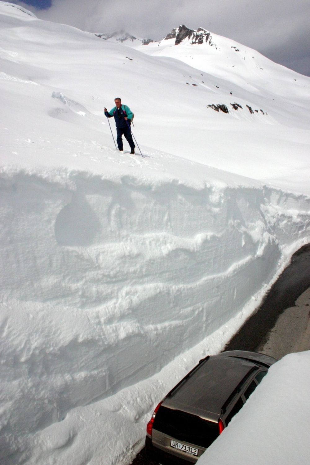 Store mengder snø på Trollstigvegen likie før åpningen. På toppen var det mer enn seks meter snø.