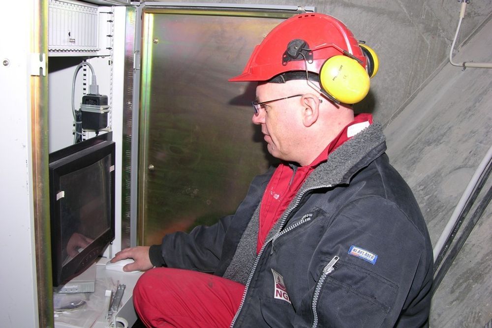 Instrumenteringsingeniør Ole Petter Rotherud sjekker datamaskinen som står inne i Svinesundsbruas bærende betongbue, hvor den overvåker data fra til sammen 70 ulike sensorer.