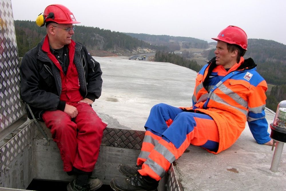 Luftig arbeidsplass med god utsikt: Instrumenteringsingeniørene Ole Petter Rotherud og Reto Tröndle helt på toppen av betongbuen.