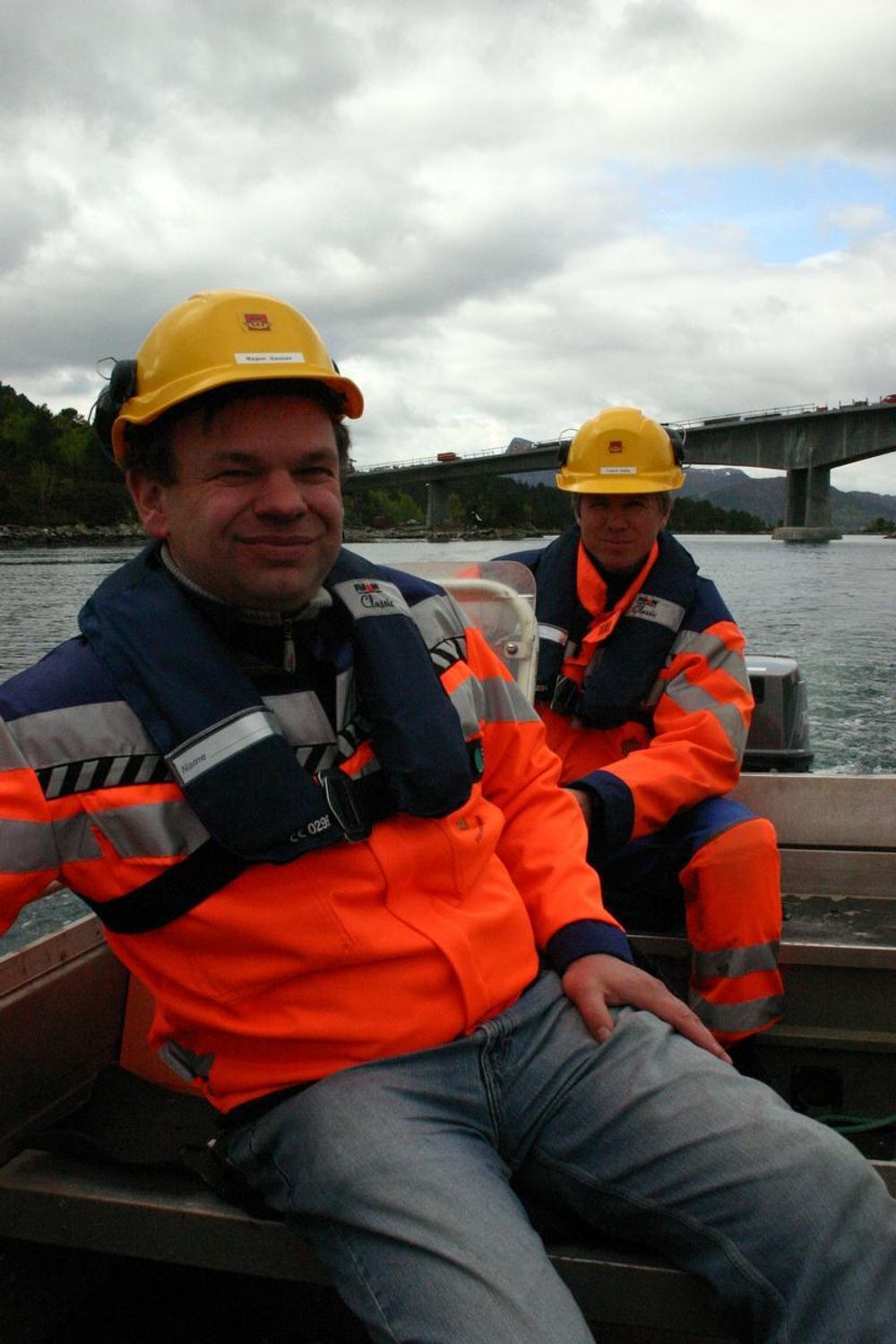 Båten har vært nødvendig hver dag under byggingen av Eiksundbrua. Byggeleder Magne Gausen (nærmest) og kontrolligneniør Fredrik Edling.