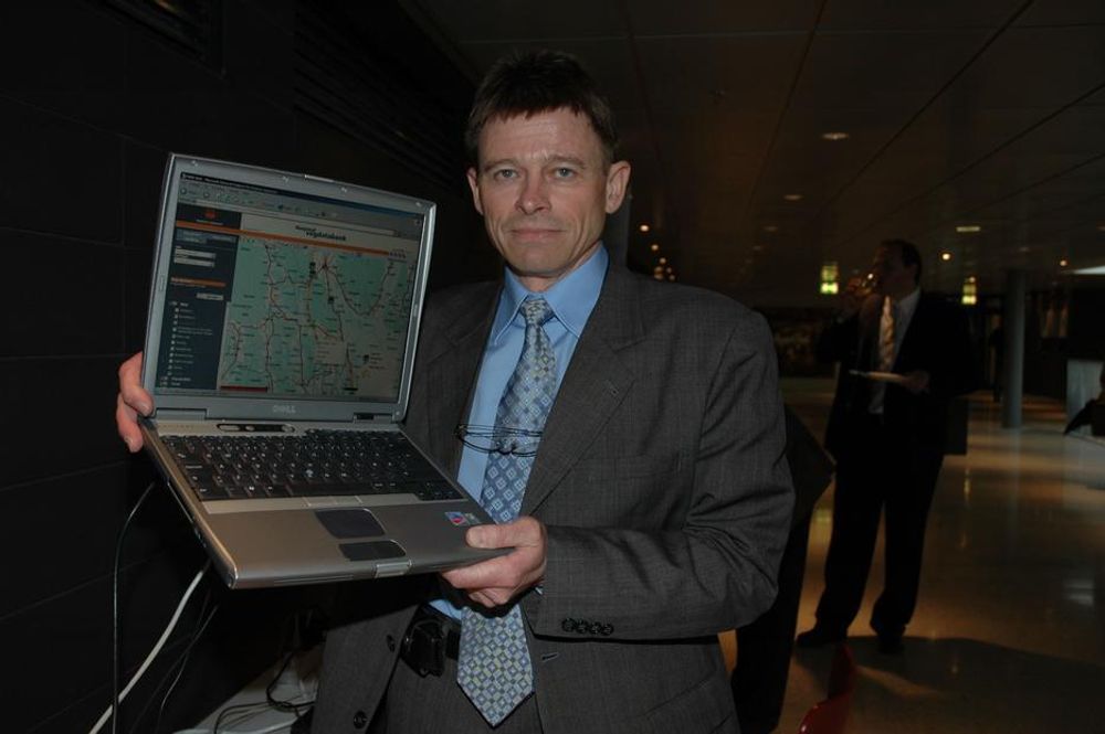 Harald Wethal, som er Statens vegvesens prosjektleder for Nasjonal Vegdatabank, viser her fram nettsiden til piblikumsversjonen Visveg.no