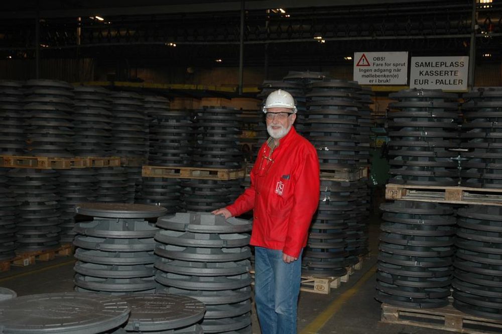 Kvalitetssjef Erik Rukan ved ved enden av produksjonslinja, hvor kumlokkene står klar for transport ut til kundene.