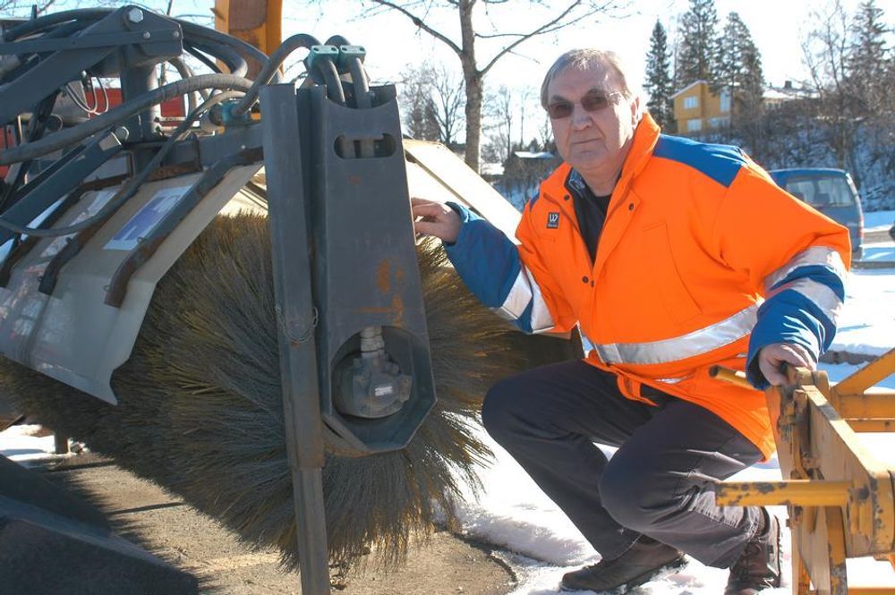 Avdelingsingeniør Åge Hvalsbråten i Asker har sin siste vårrengjøring i år.