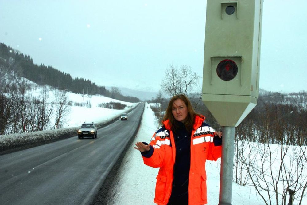 Fire nye fotobokser er satt i drift på Rv83 utenfor Harstad: - Demp farten, oppfordrer trafikksikkerhetskoordinator Solveig Hansen i Midtre Hålogaland vegvesendistrikt.