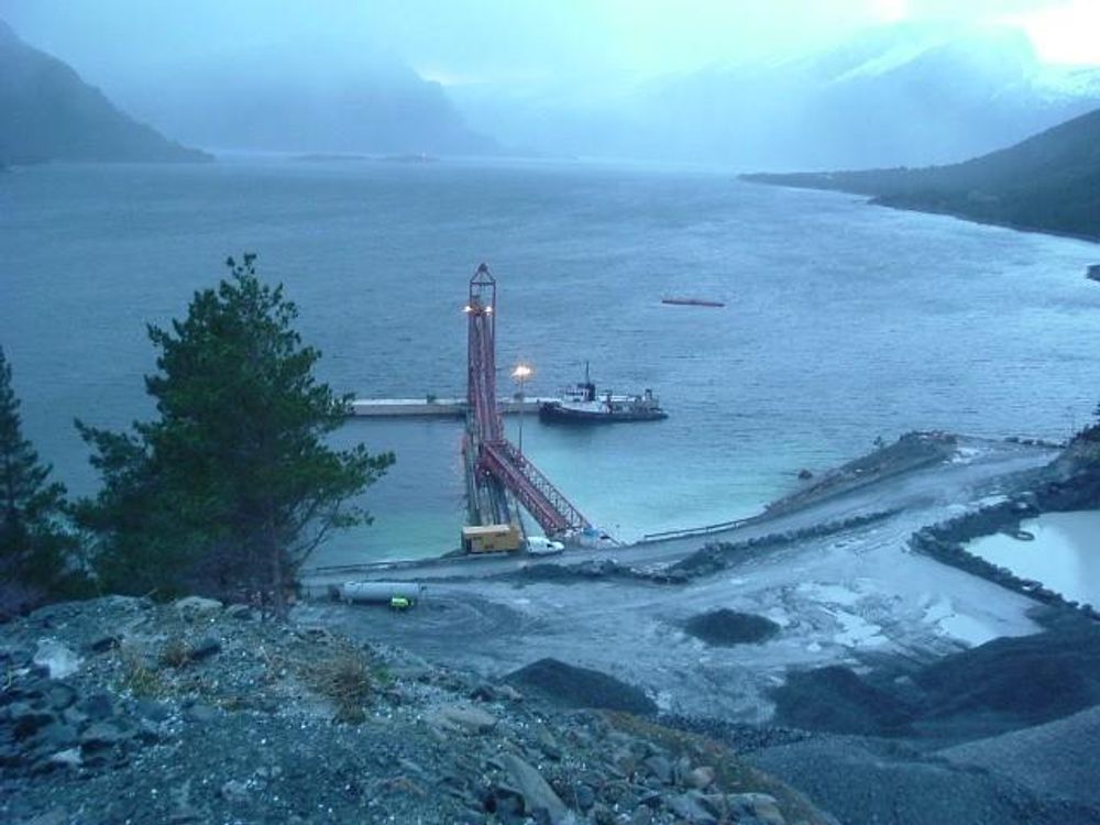 Utskipningskaia på Dystad kan ta imot lastebåter for steinmassene på opptil 85 000 tonn.
