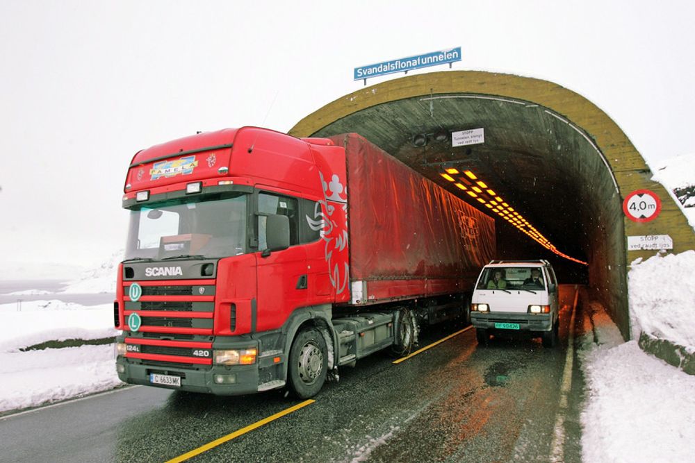 Farlig situasjon på E 134: En bil på veg ut av Svandalsflonatunnelen passerer et utenlandsk vogntog som ligger helt ute mot midtlinjen. Nå blir tunnelen utvidet i høyden for å unngå slike situasjoner