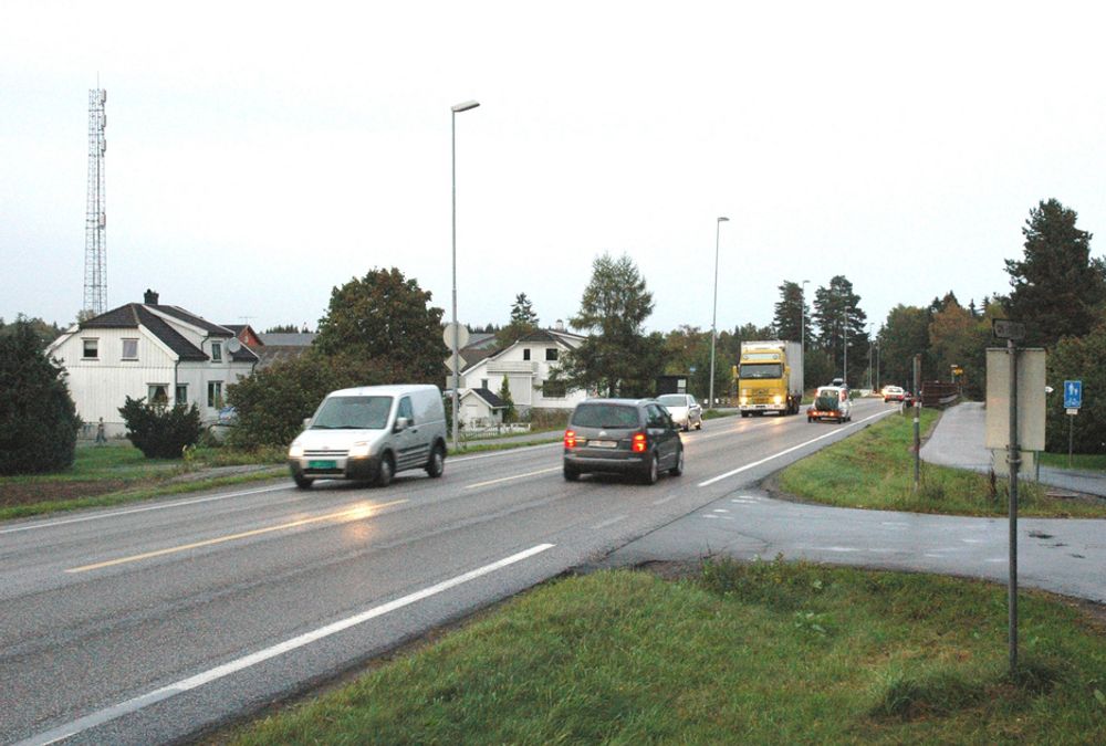 Både randbebyggelsen og trafikken går tett i boligfeltet Ringdal langs E 18 mellom Langåker og Seierstad. Om mindre enn tre å er prøvelsen for beboerne over.