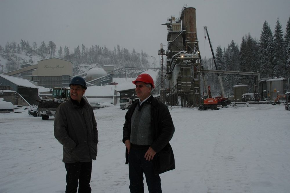 På en snøtung februardag foregår grunnarbeide for det nye asfaltverket for fullt. Både Terje Rykhus og Alfred Ollendorf er trygge på at alt skal være produksjonsklart til våren.