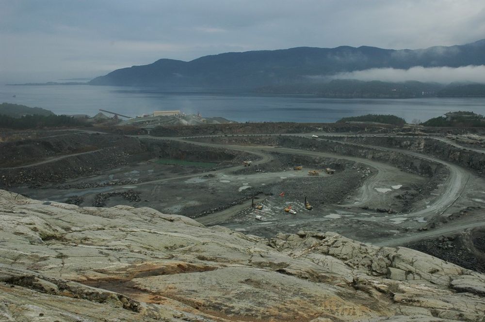 Bruddet i Jelsa tok i fjor ut 4,2 mill tonn stein for videreforedling. Når produksjonen i årene som kommer utvides, skjer det i retning høyre på bildet.