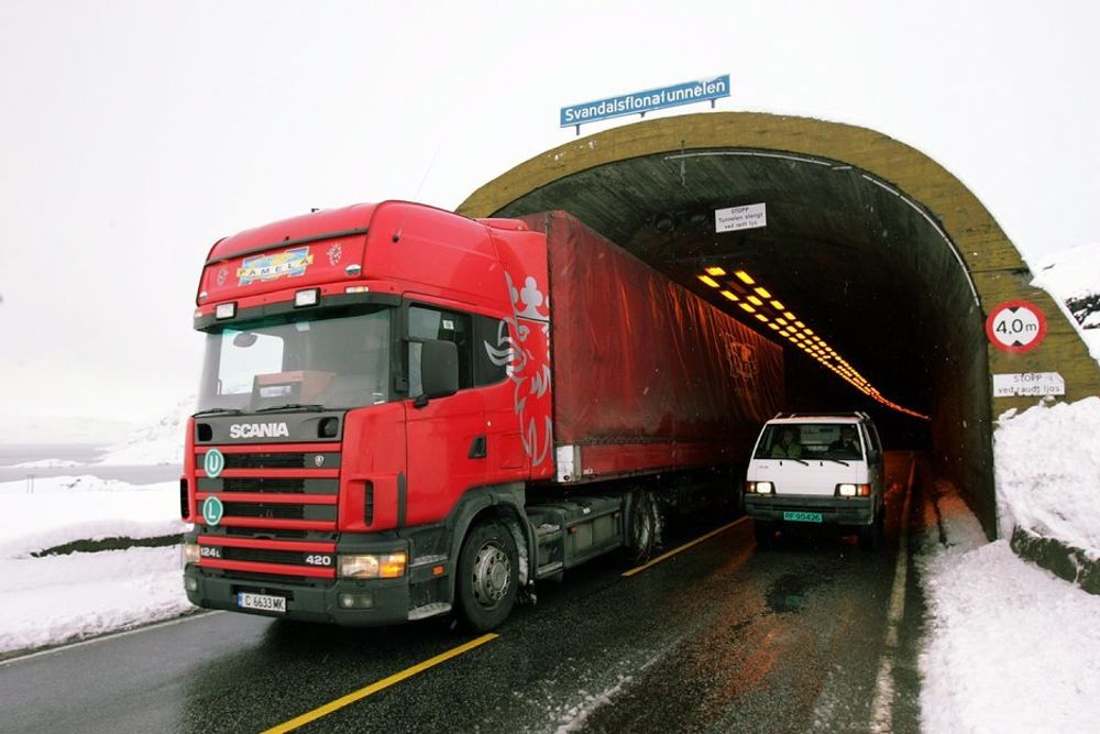 En velkjent situasjon på E 134: En bil på veg ut av Svandalsflonatunnelen passerer et utenlandsk vogntog som ligger helt ute mot midtlinjen. Når tunnelene er utvidet vil dette forhåpentligvis ikke forekomme så ofte.