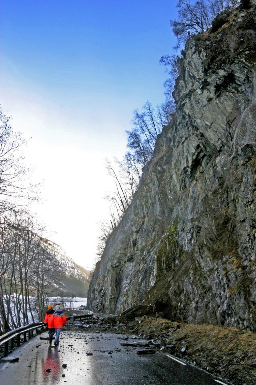 Riksveg 13 gjennom Myrkdalen er alt annet enn trygg. Fra og med vinteren 2008/2009 er den farligste strekningen erstattet med tunnel.