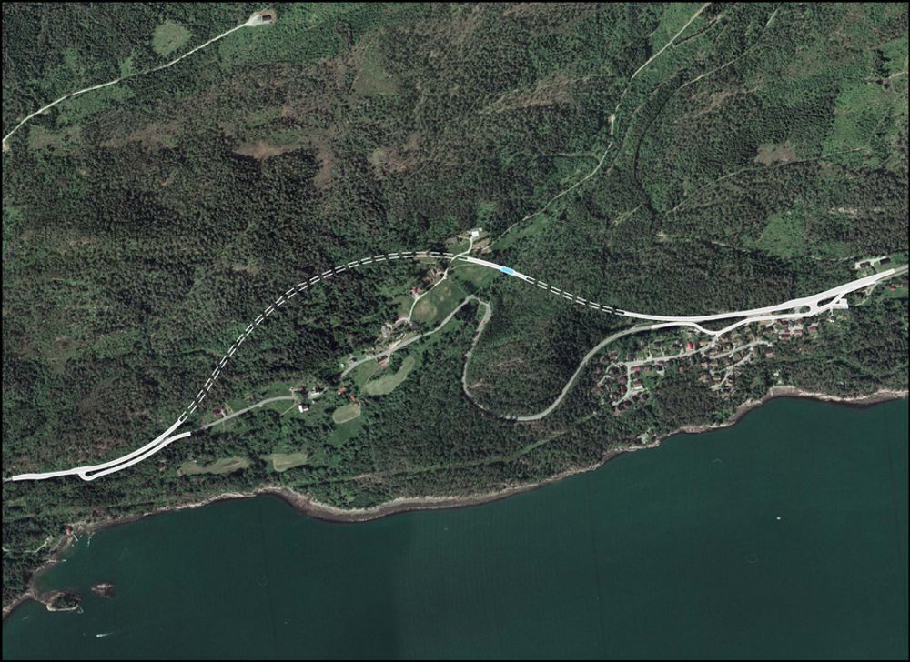 Riksveg 662 holder en uakseptabel standard vest for Molde sentrum. I juni 2009 åpnes tunnelene som avløser vegen. (Ill.: Statens vegvesen)