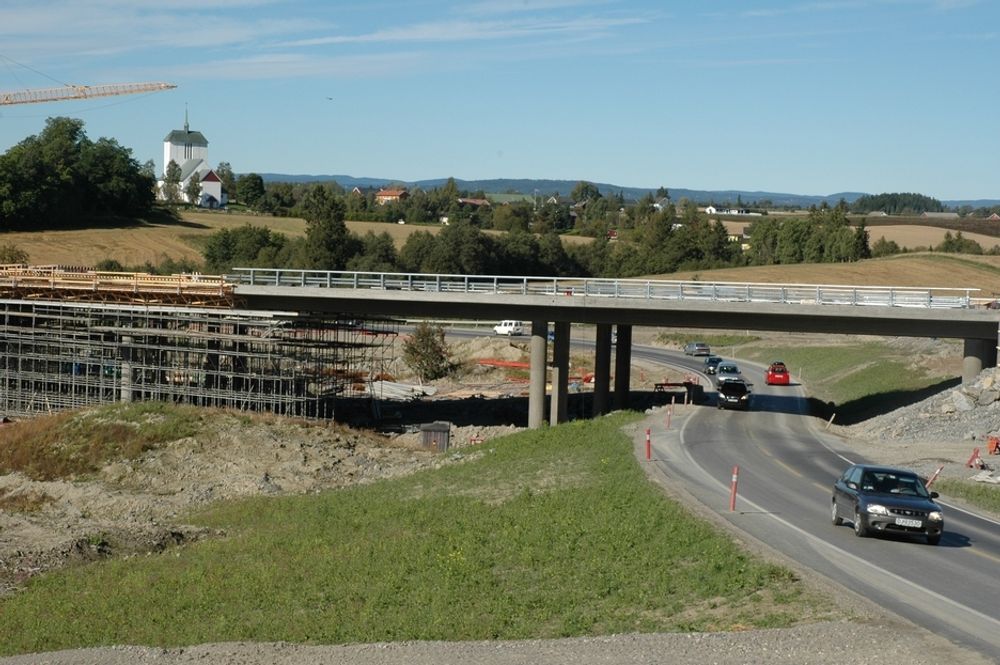 Den 153 meter lange Hillern bru krysser en av de mange ravinene på tvers av traséen til den nye riksveg 2. Nåværende riksveg 2 er lagt om for at bilene skal kunne passere under brua. Bildet er fra 2005.