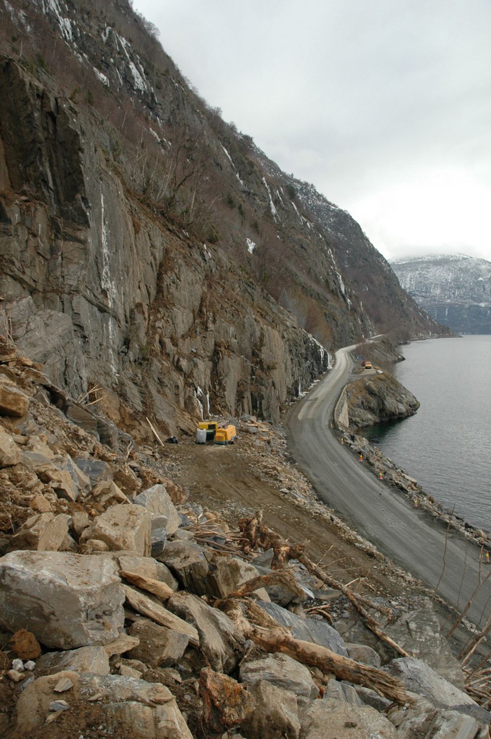 Her klargjøres innslaget på den vestre siden av Fatlabergtunnelen mellom Sogndal og Leikanger.