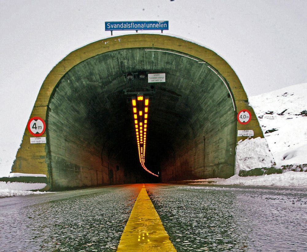 Fire meter er maksimal tillatt høyde i Svandalsflonatunnelen. Før året er omme skal den og de øvrige tunnelene på Haukeli- og Røldalsfjellet skiltes for en høyde på 4,2 meter.
