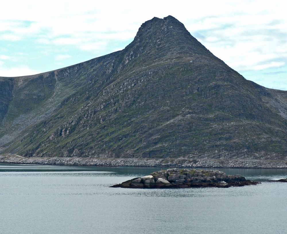 Fjellet Sukkertoppen er et landemerke i Havøysund. Riksveg 889 som går langs foten av fjellet, er utsatt for alt som kan rase ned fra det, sommer som vinter. Den som vil sikre vegen mot ras, må gi anbud innen 12. februar.